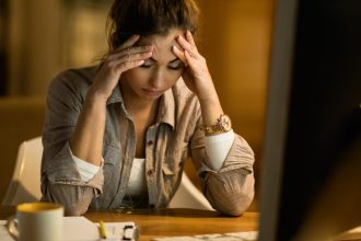 Esgotamento feminino: obrigações de fim de ano sobrecarregam mulheres