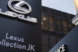 Grupo Collection inaugura concessionária Lexus com carro elétrico