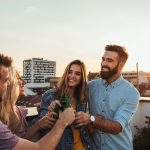 Horóscopo do amor: signos que podem testar relacionamento aberto em 2026