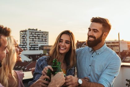 Horóscopo do amor: signos que podem testar relacionamento aberto em 2026