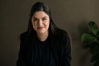 IA corporativa: jornada humana supera algoritmos, diz especialista