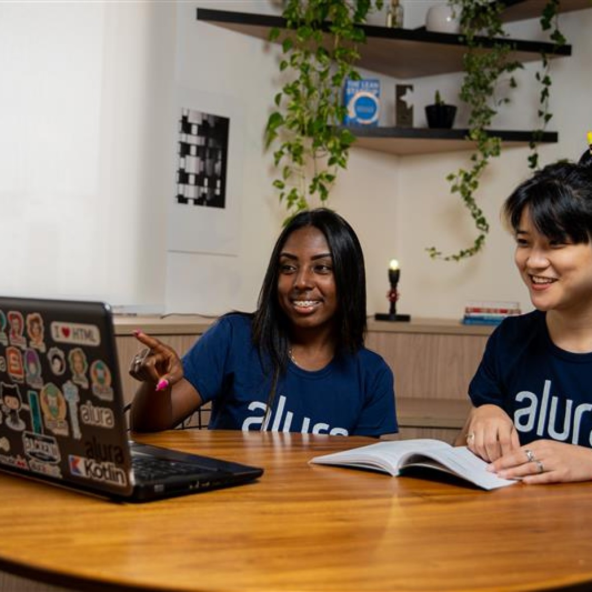 IA impactará áreas, diz pesquisa da Alura com + de mil profissionais