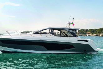 Iate de luxo da Azimut Yachts em exposição na Marina Itajaí