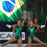Jovens atletas de ginástica aeróbica se preparam para torneios