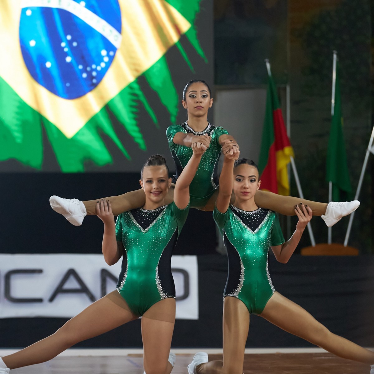Jovens atletas de ginástica aeróbica se preparam para torneios