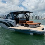 Lanchas com 'beach club' impulsionam vendas de estaleiro no Brasil