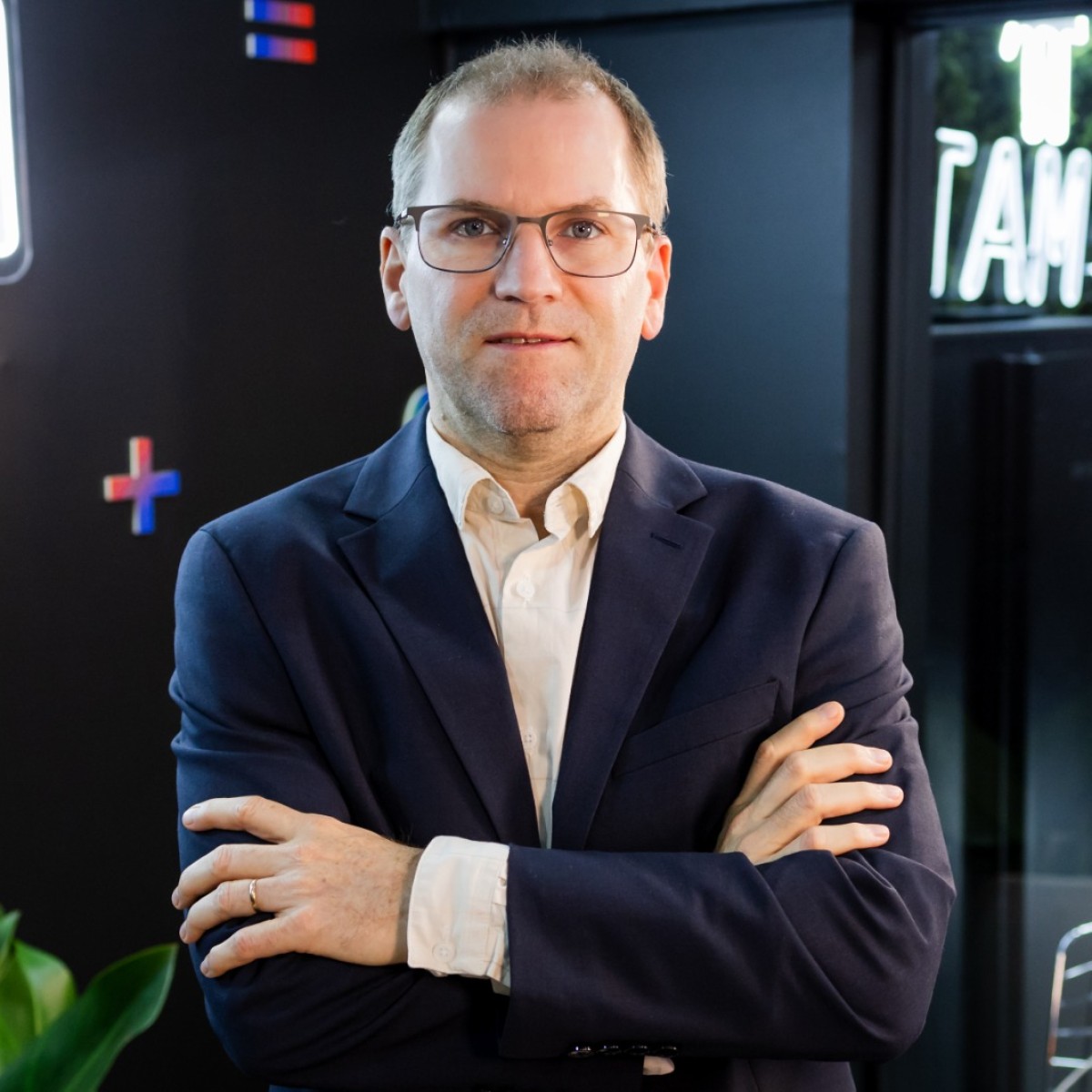 MATH Group compra ações de fundador e prepara expansão global