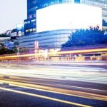 Mídia OOH: tecnologia e emoção moldam o futuro em 2026