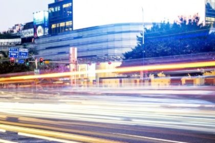 Mídia OOH: tecnologia e emoção moldam o futuro em 2026