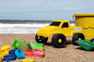 Plástico reciclado vira brinquedo para crianças em Itajaí