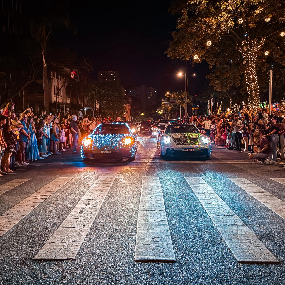 Porsche Bamaq Ilumina Carreata de Natal em BH com 911 Personalizados