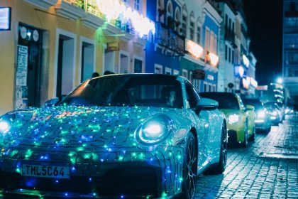 Porsche Carrera S iluminado encanta no Natal de Salvador