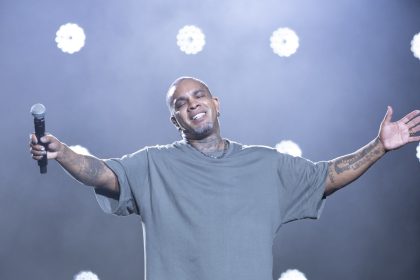 Rodriguinho lança álbum acústico com regravação de 'Tempos Modernos'