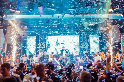 Romances no trabalho: festas de fim de ano aumentam a tentação?