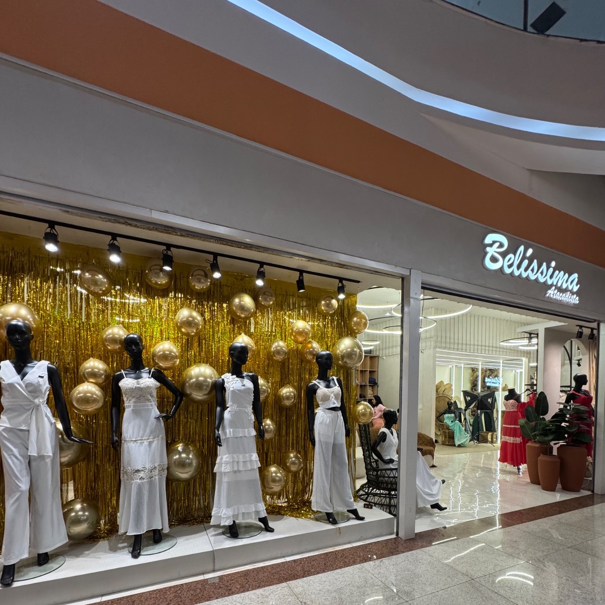 Roupas de Réveillon dominam vitrines na Região da 44 em Goiânia