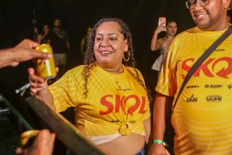 Skol leva casal do Rio para curtir o Carnatal no RN