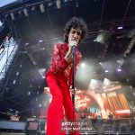 Sombr usa Louboutin em show e reforça estilo pop