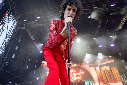 Sombr usa Louboutin em show e reforça estilo pop