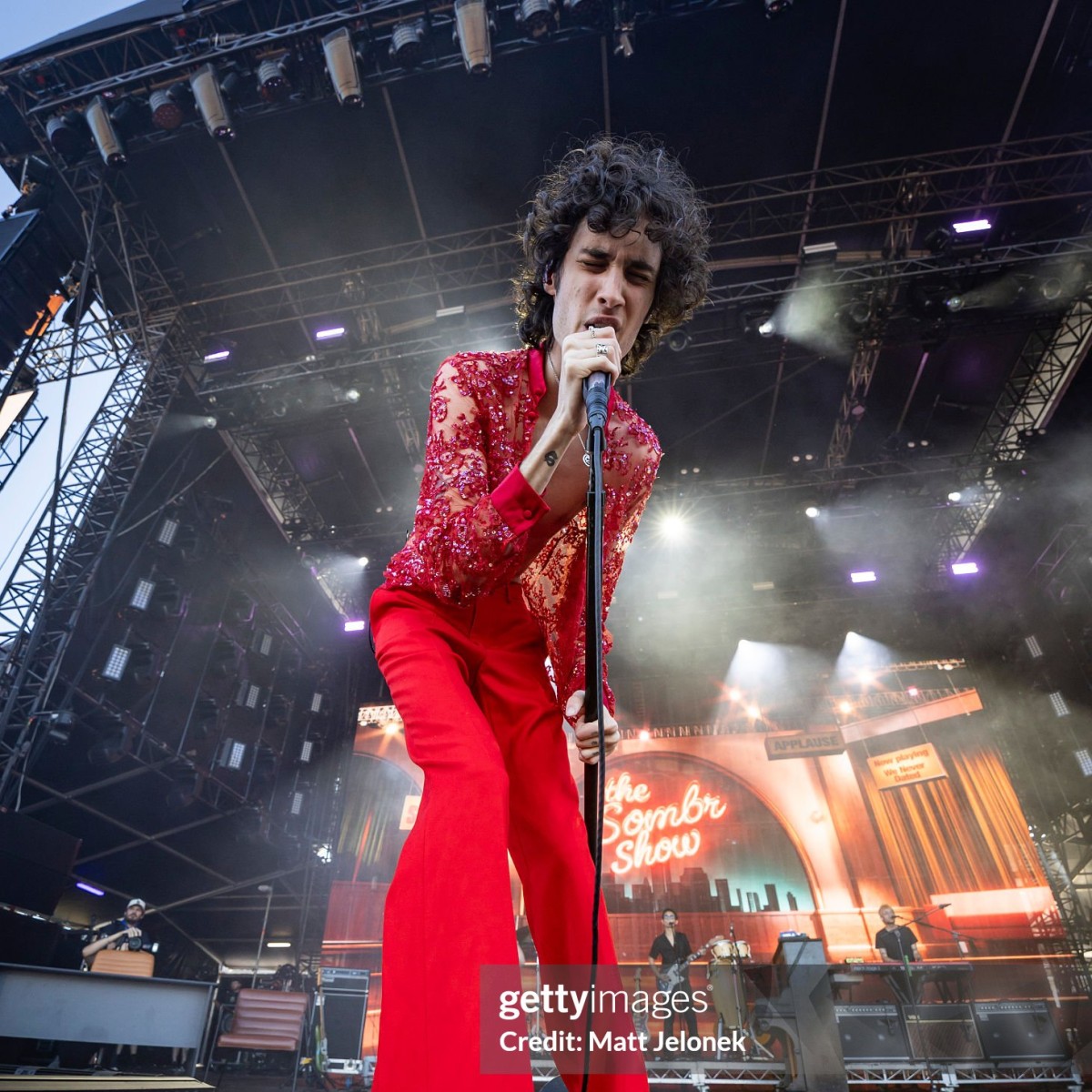 Sombr usa Louboutin em show e reforça estilo pop