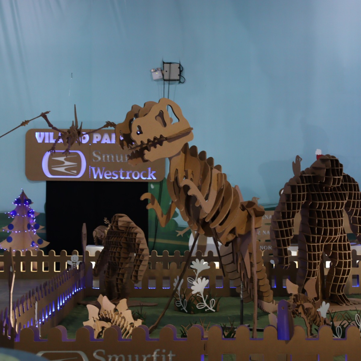 Vila de Papelão encanta no Luminous Show em Blumenau