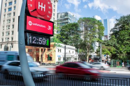 Webmotors celebra 30 anos com velocímetro 3D na Av. Paulista