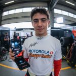 Motorola Razr e camisa autografada na promoção Motorola Snapprêmios.