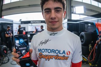 Motorola Razr e camisa autografada na promoção Motorola Snapprêmios.