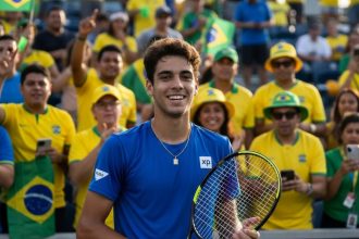 João Fonseca com raquete, campanha XP
