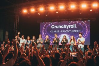 Dubladores de anime no painel da Crunchyroll na CCXP25.