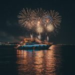 Iate de luxo navegando em mar azul no Réveillon