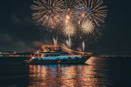 Iate de luxo navegando em mar azul no Réveillon