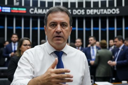 Economistas comemorando aprovação da lei