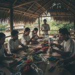 Participantes colaborando em dinâmica de Design Thinking Social