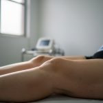 Pernas inchadas, possível lipedema ou linfedema.