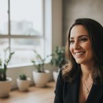 Mulher meditando em paisagem ensolarada