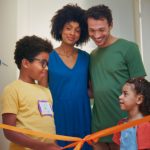 BIC Kids estimula criatividade e conexão familiar com 'Museu do UAU'