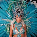 Carla Prata samba sob chuva em ensaio da Tucuruvi