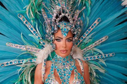 Carla Prata samba sob chuva em ensaio da Tucuruvi