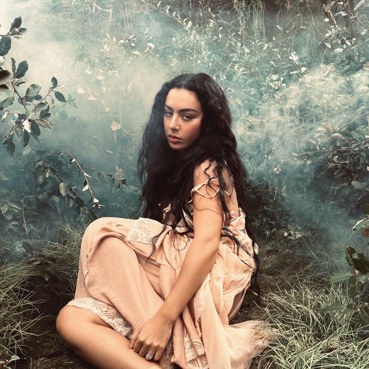 Charli XCX lança 'Wall Of Sound' para 'O Morro dos Ventos Uivantes'