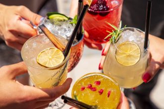 Drinks com frutas refrescam o verão: veja receitas com sakê