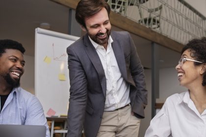 Empatia no trabalho: veja como impulsionar engajamento e resultados