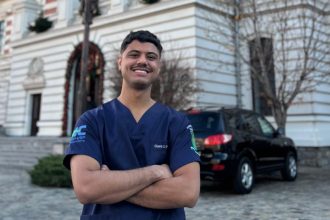 Estudante de medicina transforma carreira com inglês online