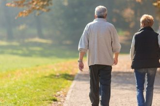 Estudo da PUCPR aponta desafios no diagnóstico tardio de TEA em idosos