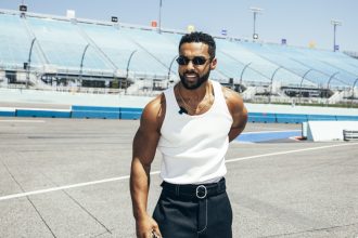 Lucien Laviscount, de 'Emily em Paris', é embaixador da Fórmula E