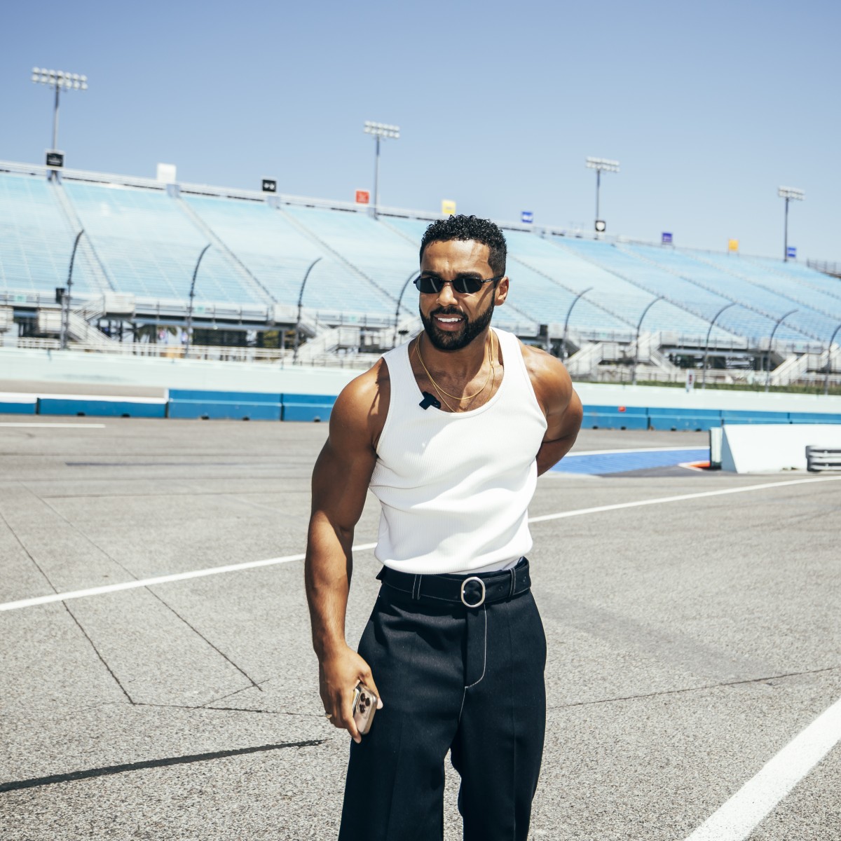 Lucien Laviscount, de 'Emily em Paris', é embaixador da Fórmula E