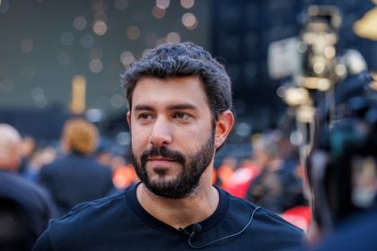 Méqui transforma Paulista em 'praia' para divulgar cardápio cheddar