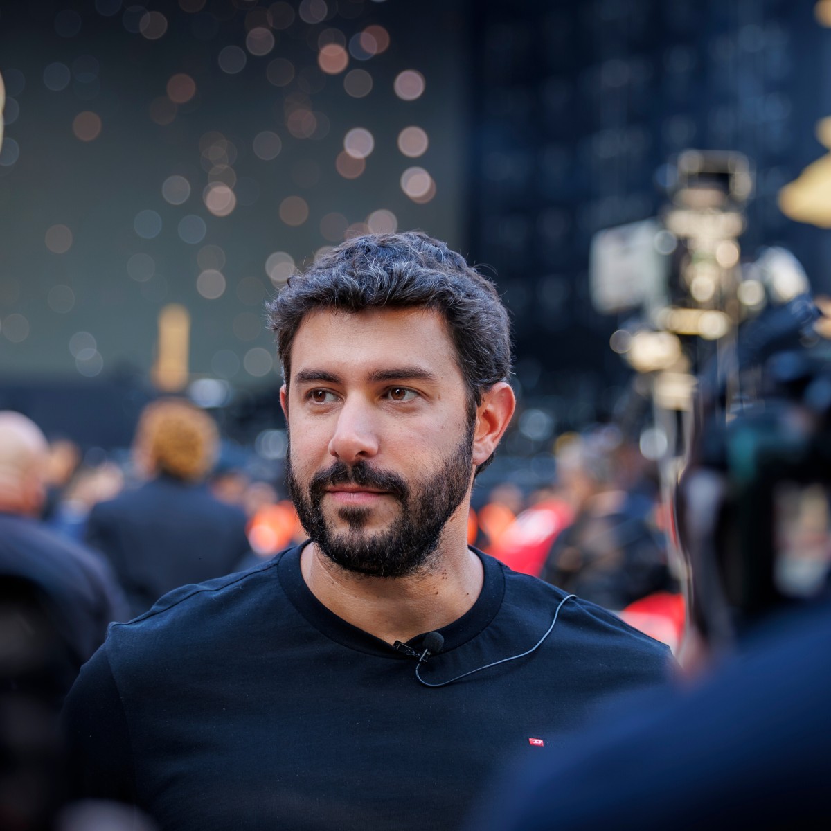 Méqui transforma Paulista em 'praia' para divulgar cardápio cheddar