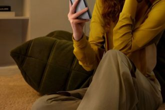 POCO M8 5G chega ao Brasil com foco em entretenimento e bateria