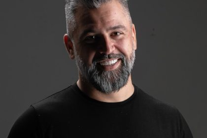 Robson V. Leite recebe Honoris Causa por agências digitais