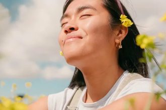 Solteiros repensam hábitos de namoro para 2026, aponta pesquisa